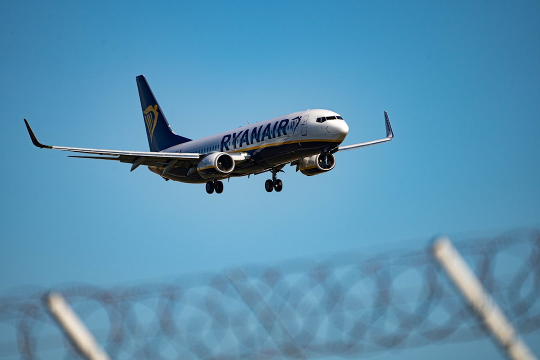 Ryanair lądował 300 km od celu. Brak paliwa i problem innej maszyny